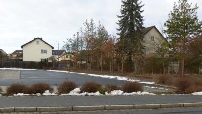 Bild: bk
Ansicht von der Hauptstraße aus auf den Parkplatz des ehemaligen Edeka-Markts. Links davon soll das neue Nahversorgungszentrum entstehen. Allerdings verzögern Einwände eines benachbarten Grundstücksbesitzers, der nicht in Weiherhammer ansässig ist, das von den Bürgern ersehnte Bauvorhaben.
