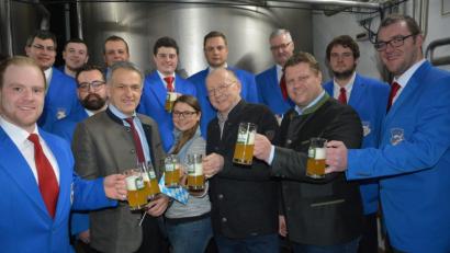 Bild: jr
Noch ist der Fasching in vollem Gang, doch schon jetzt weist der Burschenverein "Concordia" auf das 40. Starkbierfest am Samstag, 16. März, hin. Im Bild die "Zwicklprobe" mit (erste Reihe, von links) Festleiter Christoph Härtl, Bürgermeister Roland Grillmeier, "Miss Weißbier-Resi" Martina Bleistein, Braumeister Michael Hösl, Zweitem Bürgermeister Stefan Grillmeier und Burschen-Vorsitzendem Hans Fick.