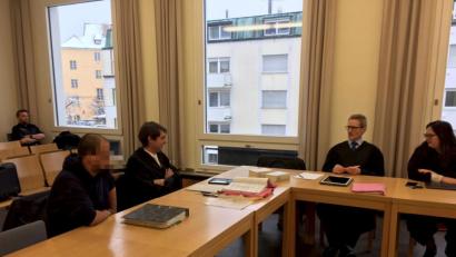 Bild: ca
Den Opfern blieb die Konfrontation mit dem Angeklagten (links, mit Verteidiger Rouven Colbatz) erspart. Im Bild von rechts: Nebenklagevertreter Monika Sehmsdorf und Tobias Konze, die jeweils eine Geschädigte vertraten.