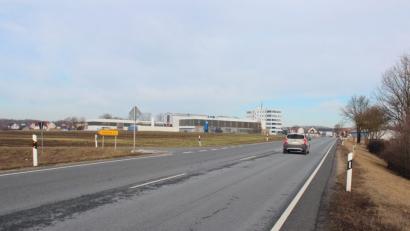 Bild: stg
Mit einer sogenannten Abbiegehilfe – also Pfeilmarkierungen auf der Staatsstraße – soll sich die Verkehrssituation beim Linksabbiegen nach Unterbruck künftig verbessern.