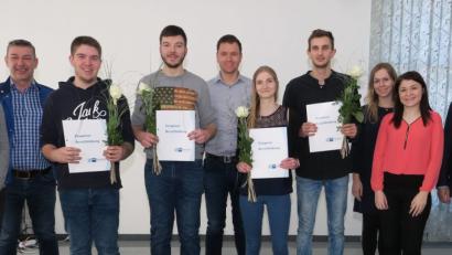 Bild: Hirsch
Vorstandsvorsitzender Johannes Heckmann (rechts) und Abteilungsleiterin Regina Glaser (links) zeichneten gemeinsam mit den Ausbildern die besten Absolventen (mit Urkunde) aus.