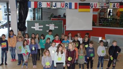 Bild: mmj
In der Aula der Schule wurde die Deutsch-Französische Freundschaft gefeiert. Die Kinder hatten Lieder in der fremden Landessprache einstudiert und eine Fotoreise entführte nach Paris.