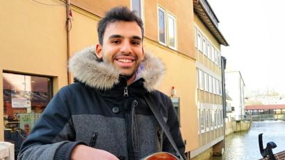 Bild: anv
Taher (26) alias Tito singt einmal im Monat in der Amberger Fußgängerzone Popsongs.