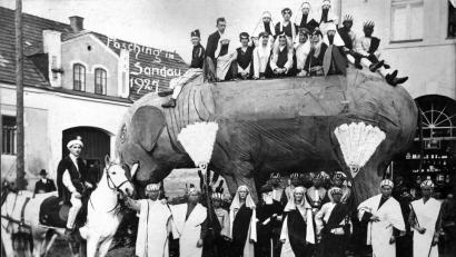 Archivbild: exb
In Sandau, zwischen Eger und Marienbad, wurden im Zug der „Maschkaran“ (Maskierten) auch Wägen oder „exotische Tiere“ mitgeführt, wie dieser riesige selbstgebaute Elefant.