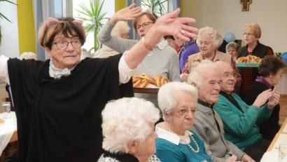 Bild: Gabi Schönberger
Gut gelaunt ziehen die Katzen unter der Leitung von Franziska Michl (links) in den Saal ein.