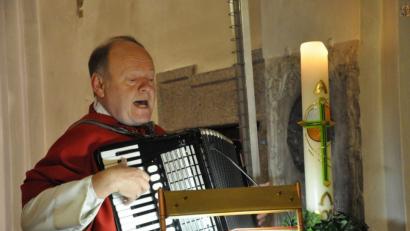 Bild: Kunz
Der „Pfarrer mit dem Akkordeon“. Peter Zillich ist jetzt in Regensburg verstorben. Spuren hinterlässt er unter anderem an der Europa-Berufsschule in Weiden, an der er über 20 Jahre wirkte.