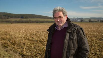 Bild: Hösamer
Landwirt Manfred Beer aus Pretzabruck bietet Patenschaften für eine Blumenwiese auf seinem Grund an. 50 Euro je 100 Quadratmeter werden für Interessenten pro Jahr fällig.
