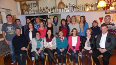 Bild: sl
Martina Reichenberger, Renate Simon, Marga Schieder-Beierl, Manuela Weißenburger und Petra Bodensteiner (vorne, ab Zweite von links) bleiben weiter an der Spitze der Gymnastikgruppe. Pfarrer Adam Nieciecki (links), DJK-Vize Helmut Süß und Bürgermeister Anton Kappl (von rechts) gratulieren allen Gewählten für die Übernahme der Ehrenämter..