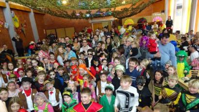 Bild: sche
Super Stimmung beim Kinderfasching in Raigering: Der Pfarrsaal St. Josef ist gut gefüllt mit vielen kleinen Faschingsfreunden.