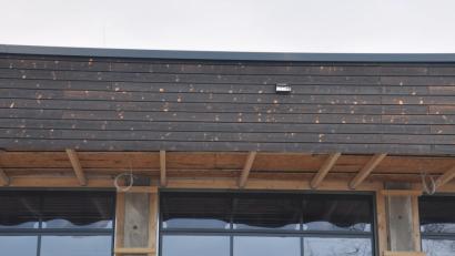 Bild: ws
Die Natur sorgt für eine ungewöhnliche Optik: Die Holzverkleidung am neuen Feuerwehrhaus hat viele kleine Flecken. Im Laufe der Zeit würden die Bretter nachdunkeln, beruhigt Planer Peter Brückner.