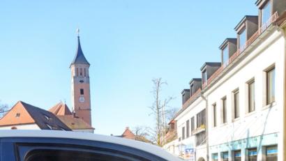 Bild: Gabi Schönberger
Fahrschullehrer Paul Hartmann ist nicht immer mit den Leistungen seiner Schützlinge zufrieden. Aber die 17-jährige Alina Zenger aus Püchersreuth, die gerade ihre Fahrkünste auf Flosser Straßen erprobt, macht ihre Sache gut.