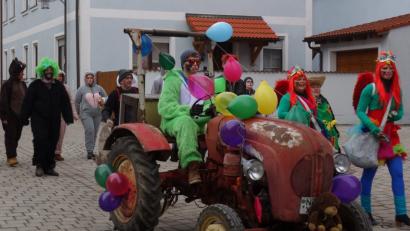 Archivbild: fjo
Die "Ausackerer" fiebern dem "Nasch'n Pfinsta" entgegen, um deutlich sichtbar mit Traktor und Pflug den Fasching endlich ausackern zu können, damit dieser gebührend gefeiert werden kann.