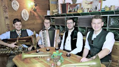 Bild: exb
Die "Rüscherl-Muse" von links nach rechts Florian Forster, Simon Schmidt, Daniel Käsbauer und Leiter Pascal Führnrohr.