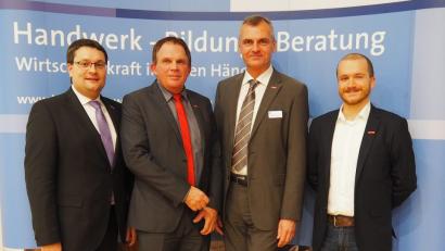 Bild: Bühner
Referenten des Vortragsabends über Förderprogramm für Handwerksbetriebe (von links): HWK-Geschäftsführer Alexander Stahl, Betriebsberater Horst Zaglauer, Ausbildungsberater Martin Kessel und Innovationsbeauftrager Christian Zweck.