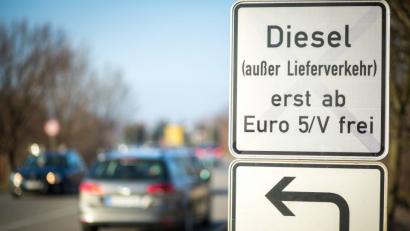 Bild: Christoph Schmidt/dpa
Fahrverbot für ältere Dieselfahrzeuge bei Stuttgart.