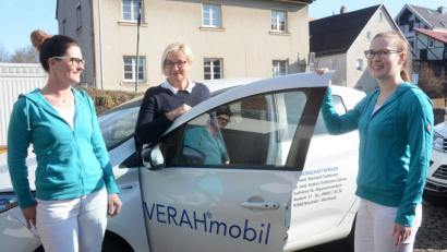 Bild: Gabi Schönberger
Melanie Kriechenbauer, Birgit Trottmann und Jasmin Dittmann (von links) posieren vor dem Verah-Mobil. Mit diesem Auto besuchen speziell ausgebildete Versorgungsassistentinnen Patienten zu Hause.