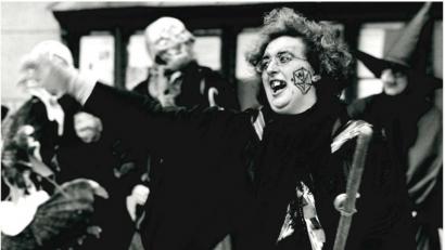Bild: Alexander Unger
Weiberfasching 1997: Durch die Amberger Fußgängerzone zieht eine Gruppe Hexen. Die verkleideten Damen ernten zum Teil verständnislose Blicke (im Bild Oberhexe Barbara Lanzinger). Fünf Jahre später wird zum ersten Mal die Hexennacht veranstaltet. Heute ist das ein Mega-Event.