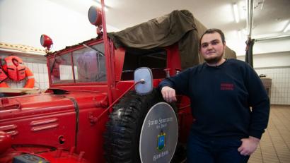 Bild: Alexander Unger
Nico Schuminetz ist Jugendwart der Feuerwehr Hirschau. Gemeinsam mit einigen Kameraden hat er das erste motorisierte Löschfahrzeug der Kaolinstädter wieder auf Vordermann gebracht: Ein 75 Jahre alter Dodge Chrysler aus amerikanischen Armeebeständen.
