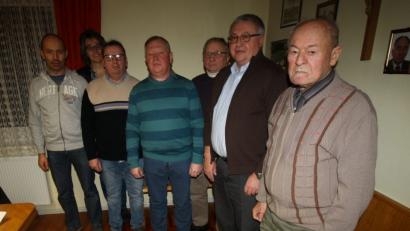 Bild: bjp
Feldgeschworener Anton Hey (rechts) scheidet aus. Josef Stangl und Konrad Eichermüller (Zweiter und Vierter von rechts) folgen. Neuer Obmann Franz Schreglmann (Dritter von rechts). Von links: „Grenzhüter“ Gerhard Wiesent, Bürgermeisterin Carmen Pepiuk, Vizeobmann Herbert Dumler.