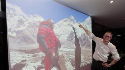 Bild: ubb
Den Mount Everest, den Frank Wisniewski auf der Leinwand zeigt, kann kaum einer bezwingen. Aber allein in seiner Nähe zu sein und seinen Gipfel zu sehen, sei eine Expedition ins Himalaya-Gebirge wert, so der Referent.