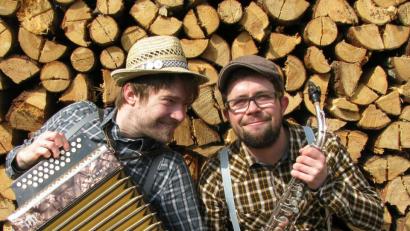 Bild: Original Bauernsfünfer
Ihr Markenzeichen ist der „Yatz“, eine „wilde Mixtur aus Jazz, Blues, Volksmusik, Hip-Hop, Country und einem Schuss Tango“. Oberpfälzer „Sprouch“ ist dabei Pflicht. Uli Radl und Dominik Niklas (von links).