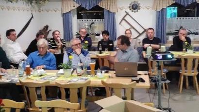 Bild: ld
Die Resonanz auf die Einladung durch Wolfgang Doleschal (Mitte) ist sehr groß und erfreulich. Die Stimmung in den Vereinen hat sich positiv entwickelt. So entscheidet die Versammlung, die Planungen für die Sommerlounge 2020 anzupacken und eine Bewerbung einzureichen.