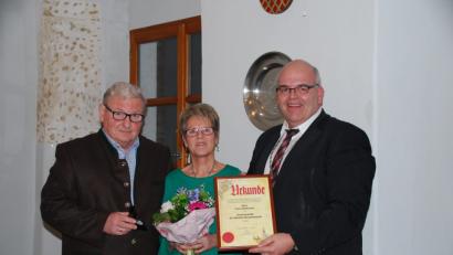 Bild: enz
Bürgermeister Klaus Meyer (rechts) überreichte an Franz Danhauser (links) die Ehrenmedaille der Marktgemeinde. Einen Blumenstrauß erhielt Evi Danhauser.