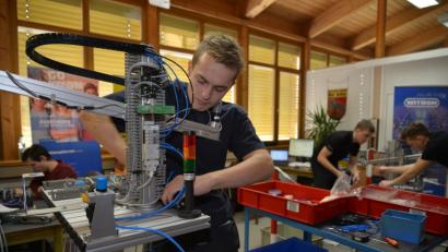 Bild: exb
Konzentriert geht Stefan Kick an die Übungsaufgabe für die Worldskills Germany. Mit Marco Schmid (links) bildet er das Witron Team, das sich mit dem Duo der Rogers GmbH auf den Wettbewerb vorbereitet.
