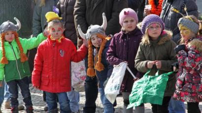 Bild: nm
Mit Tüten bewaffnet finden sich beim Gaudiwurm immer die kleinen Faschingsfans ein. Sie gehen auf die Jagd nach Süßigkeiten