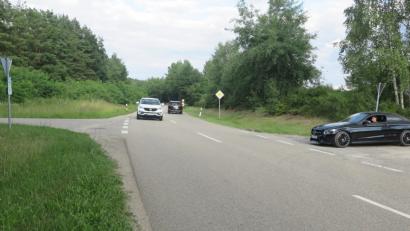 Bild: Hirsch
An der Einmündung von der Industriestraße zur Erlebniskugel soll eine Abbiegespur entstehen. Die Gemeinde hat inzwischen den Auftrag für die Baumaßnahme an eine Wackersdorfer Straßenbaufirma vergeben.