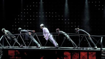 Bild: Hugo Glendinning/exb
Diese berühmte Sequenz aus „Smooth Criminal“ darf natürlich auch bei der Show „Thriller“ nicht fehlen.