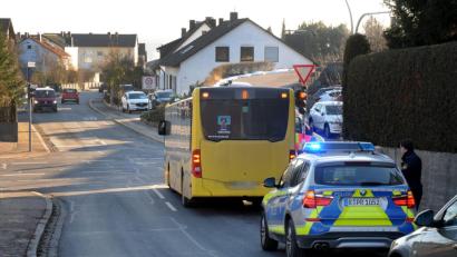 Bild: Stephan Huber
An der Ecke Egerer/Krumbacher Straße kam es zu dem Unfall mit dem Fahrgast. Polizei und Rettungsdienst rückten an.