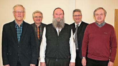 Bild: bph
Für die kommenden zwei Jahre bestimmte die Versammlung Dionys Ringlstetter (Bildmitte) als Vorsitzenden und Walter Elberskirch (rechts) zum Stellvertreter. Anton Schopper (links) führt die Kassengeschäfte; Albert Zitzmann (2. von links) ist einer der drei Beisitzer.