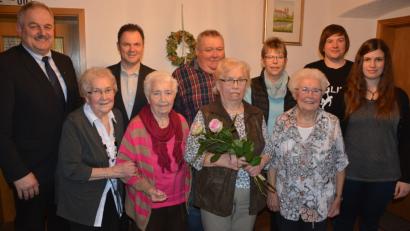 Bild: jr
Klara Zintl (vorne, Zweite von rechts) feierte ihren 80. Geburtstag. Dazu gratulierten ihre Schwestern Maria, Berta (vorne, von links) und Anna (vorne rechts) sowie (hinten, von links) Bürgermeister Johann Burger, Pfarrgemeinderatssprecher Stephan Forster, Tochter Cornelia, Sohn Alfred sowie Enkel Stefan mit Freundin Annika.