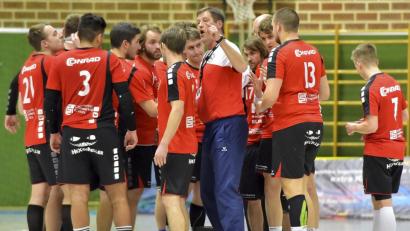 Bild: Hubert Ziegler
Die Handballer des HC Sulzbach mit Trainer Christian Rohrbach (Mitte) standen trotz aller Rückschläge in den vergangenen Wochen eng zusammen und schöpfen nun nach dem 32:27-Heimsieg gegen den TSV Roßtal wieder Hoffnung im Abstiegskampf.