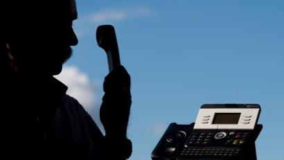 Bild: Julian Stratenschulte
Ein Mann hält einen Telefonhörer in der Hand. Foto: Julian Stratenschulte/Archiv