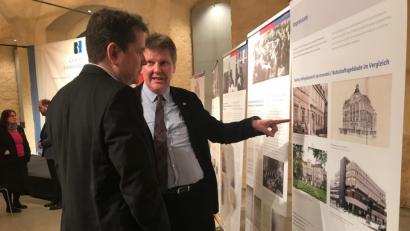 Bild: eib
Ralf Klinger (rechts), Kulturattaché der Deutschen Botschaft in Prag, erläutert Rechtsanwalt Arthur Braun, Mitglied des Stiftungsrats der Kulturstiftung Bavaria Bohemia, verschiedene Details der Ausstellung.