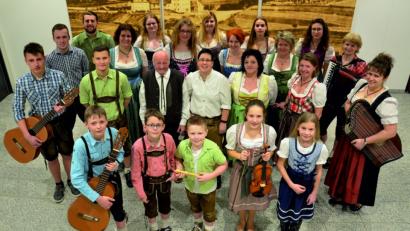 Bild: njn
Seit Monaten proben die Musikanten des Zitherclubs fleißig für das große Jubiläumskonzert am 30. März. Mit auf dem Bild Vorsitzende Heidi Banzer (rechts) und Dirigentin Veronika Hille (zweite Reihe, Zweite von rechts).