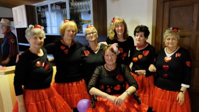 Bild: do
Keine Angst vor Rollatoren, heißt es beim Seniorenfasching in Vorbach. Das "Vorbacher Frauen-GTeam" demonstriert humvorvoll auf dem Parkett des Gemeindezentrums Vorbach die vielfältigen Einsatzmöglichkeiten des Gehwagens.