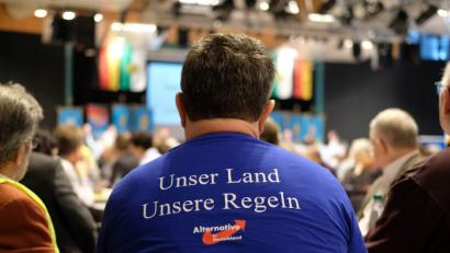 Symbolbild: Sebastian Willnow/dpa
Ein Teilnehmer eines Landesparteitages der sächsischen AfD trägt hier ein T-Shirt mit dem Aufdruck „Unser Land Unsere Regeln“. 	Sebastian Willnow/dpa