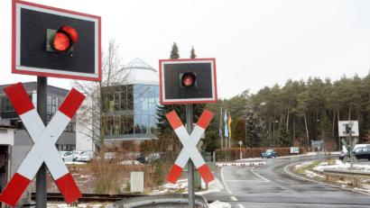 Bild: Gabi Schönberger
An diesem Bahnübergang auf der Verbindungsstraße von der B 470 in Richtung Latsch ereignete sich am Sonntag das Zugunglück.