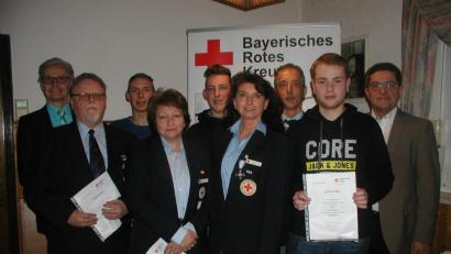 Bild: gis
BRK-Kreisbereitschaftsleiter Richard Knorr (links), Bereitschaftsleiterin Karin Eigl (Vierte von rechts) und Bürgermeister Franz Tauber (rechts) bedanken sich bei Peter Bauer, Johannes Hautmann, Rita Bauer und Maximilian Hautmann (Zweiter bis Fünfter von links) sowie bei Ali Ghandour und Michael Prechtl (Zweiter und Dritter von rechts) für ihre Treue zur BRK-Bereitschaft Mehlmeisel.