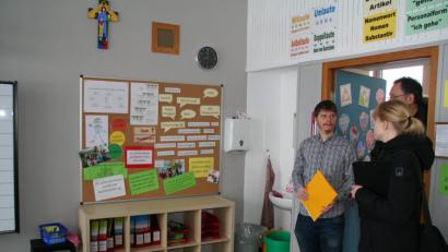 Bild: fpoz
In den hinteren Klassenzimmern im ersten und zweiten Stock müssen Durchbrüche (im Bereich der Pinnwand) für einen Fluchtweg gemacht werden. Bei einer Besprechung der Baumaßnahme waren unter anderem Christoph Haberkorn von der Stadtverwaltung sowie Architekt Peter Kuchenreuther und seine Mitarbeiterin Franziska Grüner (von links) dabei.