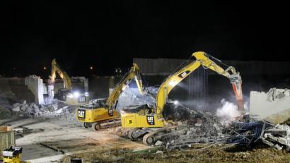 Bild: Autobahndirektion Südbayern/dpa
Bagger rissen auf der Autobahn A3 eine Brücke ab. Grund ist die Verbreiterung der A3 auf sechs Spuren in der Region.