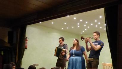 Bild: fm
Als Musikanten und Sänger sind die Bauernseufzer (von links) Markus, Crissy und Stefan richtig gut drauf.