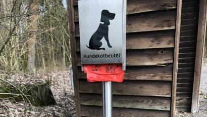 Bild: ge
An 19 Stellen im Stadtgebiet stehen Tütenspender. Dackel Bene kennt die Plastikbeutel, er findet sie oft im Straßengraben im Wald.