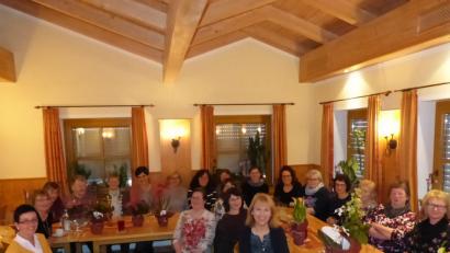 Bild: fm
Die Blumenfrauen mit Bürgermeisterin Brigitte Bachmann (vorne rechts) und Gartenfachberaterin Michaela Basler (vorne links).