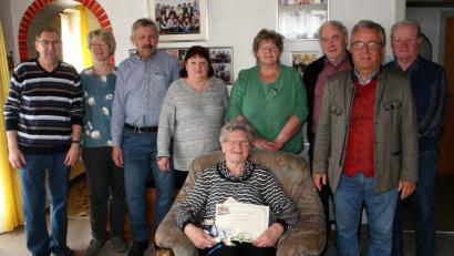 Bild: wro
Bei bester Gesundheit feierte Maria Heindl 90. Geburtstag. Glückwünsche kamen von ihren Lieben. Helmut Weig von der Siedlergemeinschaft, Bürgermeister Toni Dutz und der Ehrenvorsitzende der Wiesauer Siedler, Karl-Heinz Meier (von rechts), schlossen sich den besten Wünschen an.