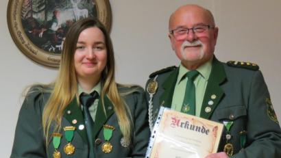 Bild: kö
Die neue Schützenmeisterin Amanda Nießl ernannte ihren Vorgänger Willi Lindhof zum Ehrenschützenmeister.