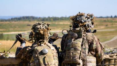 Bild: U.S. Army photo by Pfc. Matthew J. Marcellus
Fallschirmjäger der 173. US-Fallschirmjägerbrigade feuern während einer Übung auf dem Truppenübungsplatz Grafenwöhr mit einem Maschinegewehr.